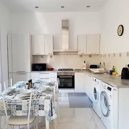 Ac1- Prime Location 3 Bedroom Apt In St.julian's 아파트